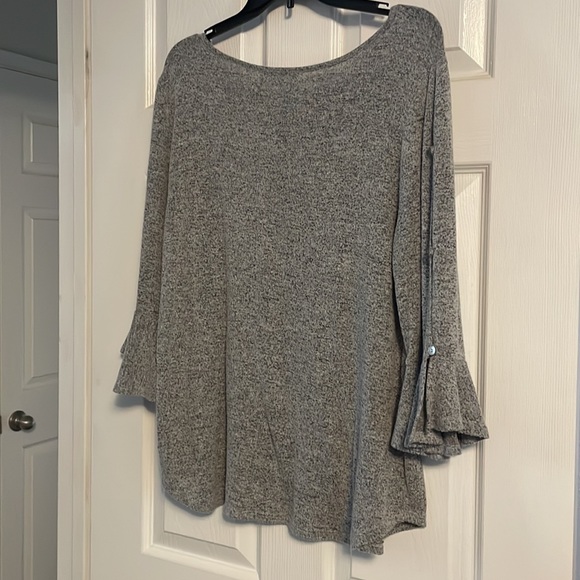 Green Envelope grey tunic with slits in the 3/4 lgth sleeves, size large. - Picture 2 of 7